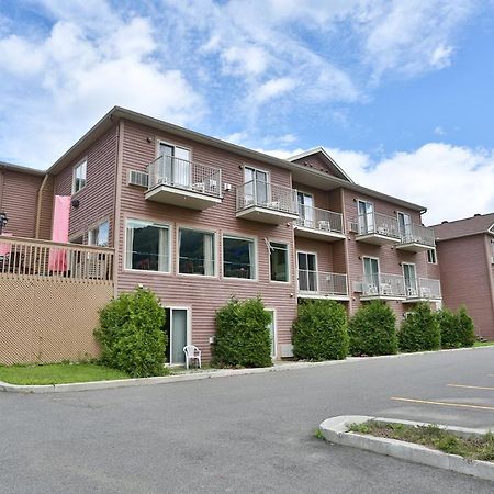Hotel Le Versailles Saint-Sauveur-des-Monts Dış mekan fotoğraf